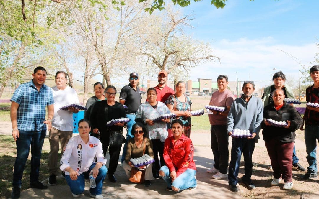 Lilia Aguilar lleva huevo subsidiado a familias juarences