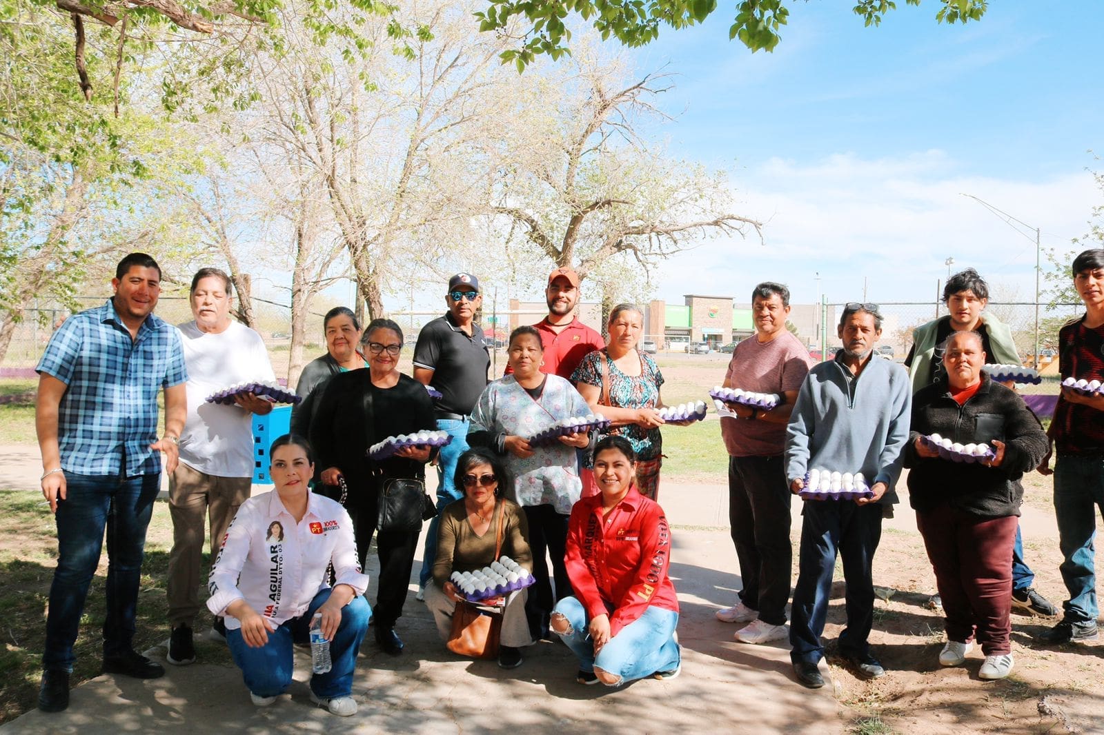 Lilia Aguilar lleva huevo subsidiado a familias juarences