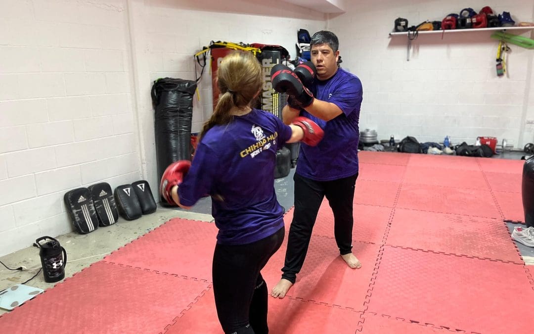 Entrena Adan Galicia con jóvenes de wushu kung fu del equipo Shequan Kung Fu