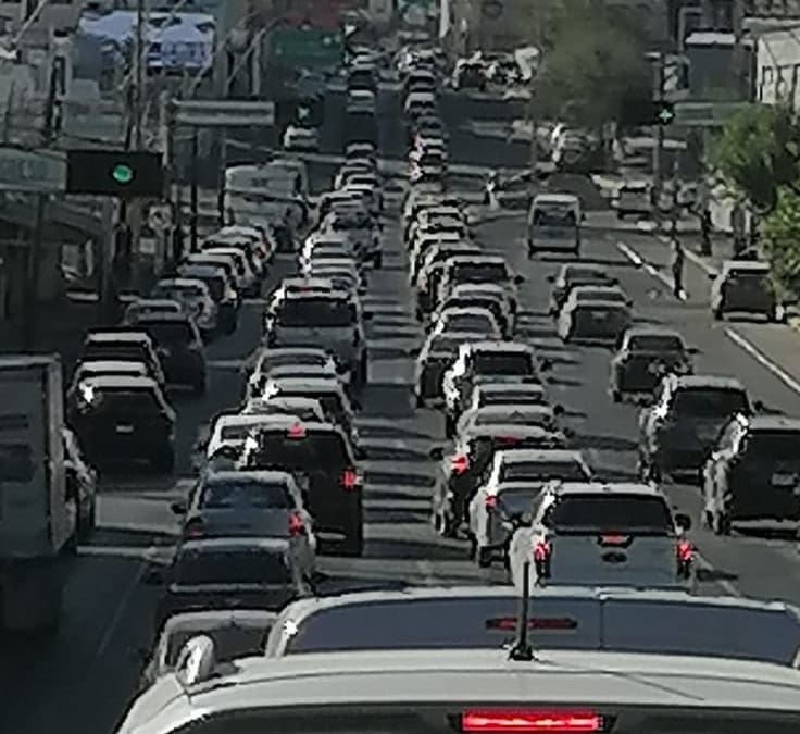 Caos vial en Ocampo por ingreso al estacionamiento de Ciudad Judicial