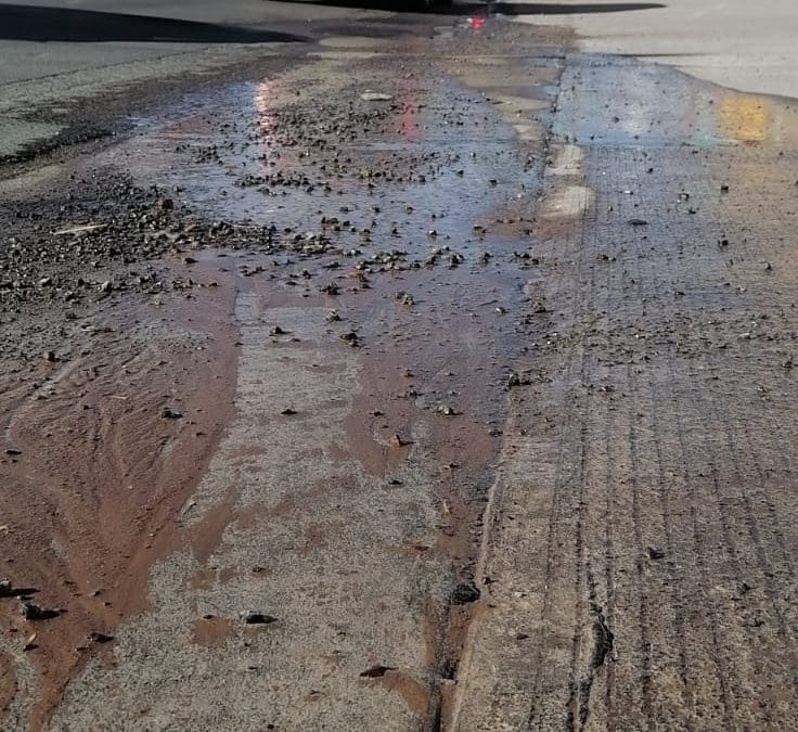 Persisten fuga de agua y semáforo descompuesto en el centro de Chihuahua