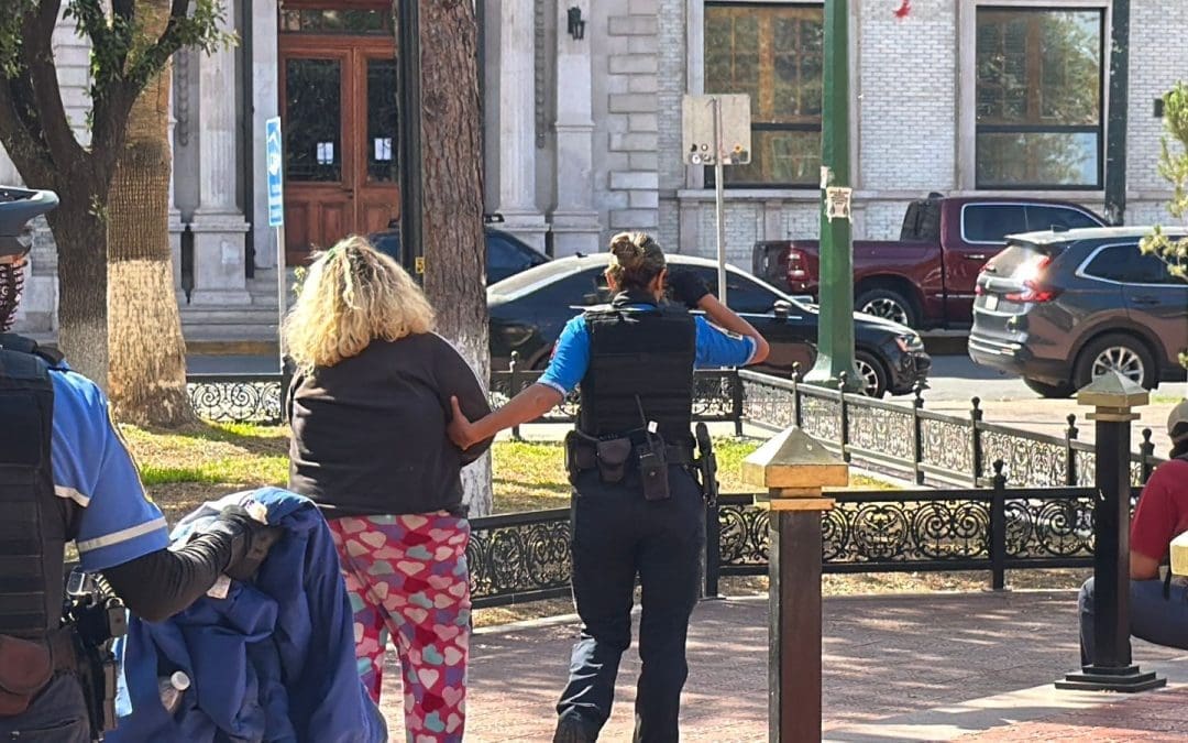 Detienen a mujer en situación de calle por exhibicionismo en Plaza Hidalgo; es la segunda ocasión