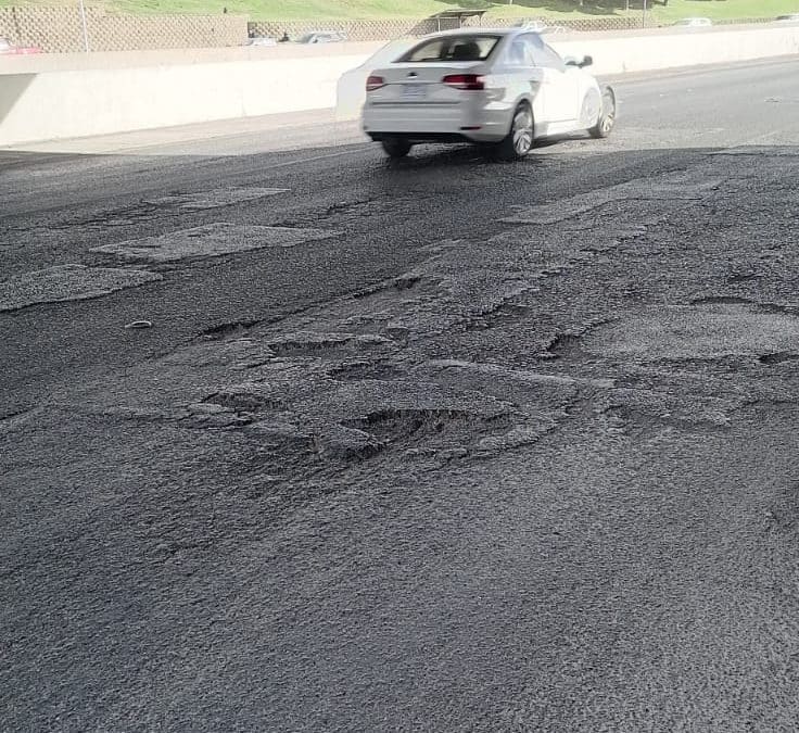 Reportan pavimento en mal estado bajo puente de Ocampo y Teófilo Borunda