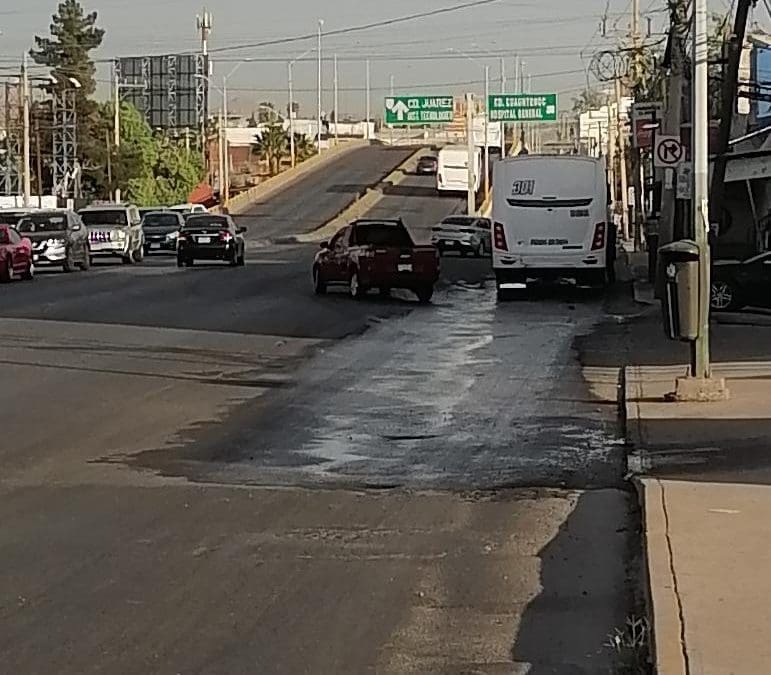 Reportan fuga de agua y pavimento dañado en Colón y Niños Héroes