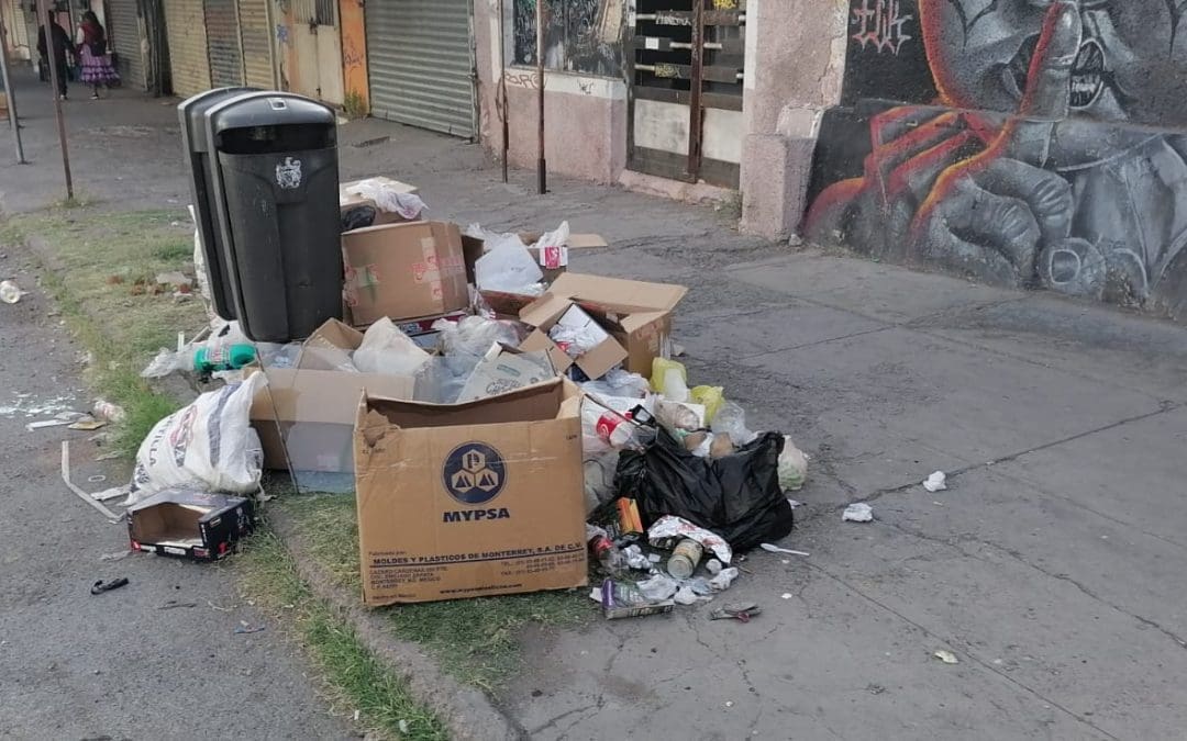 Reportan acumulación de basura y choque leve en el centro de Chihuahua