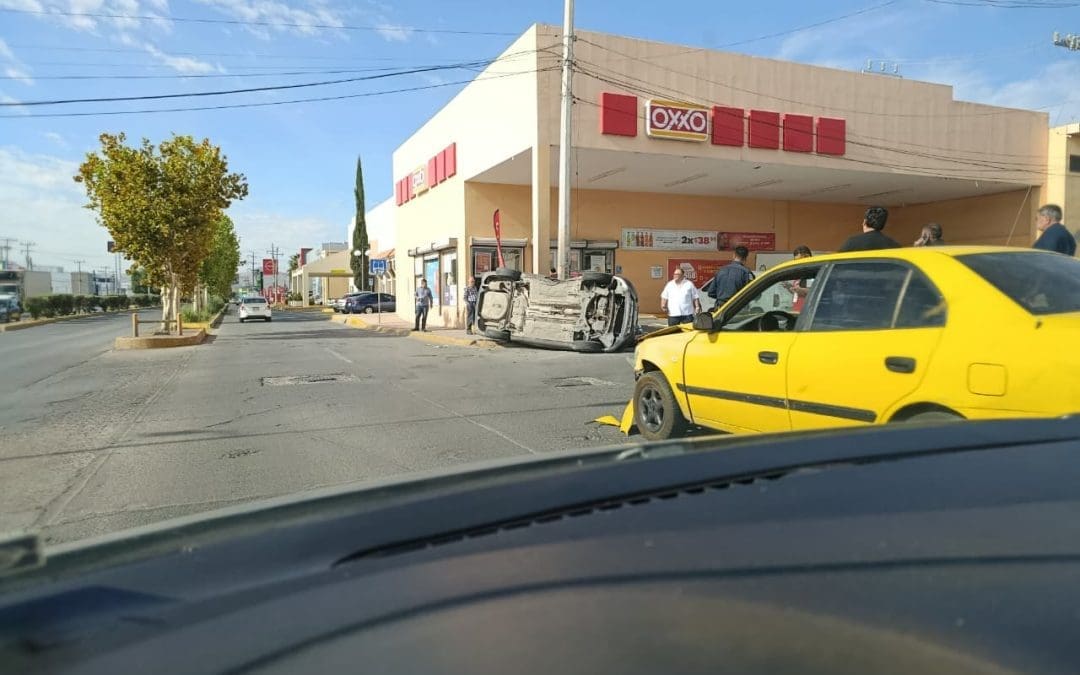 Reportan choque con volcadura en Ortiz Mena y López Mateos