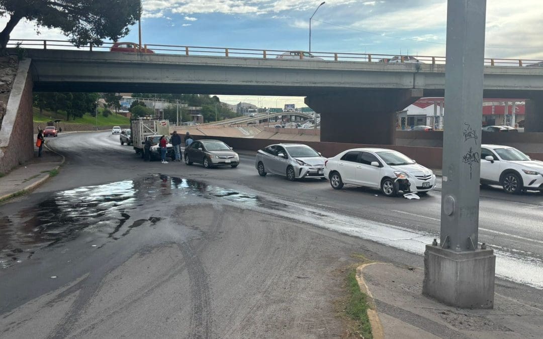 Choque en Teófilo Borunda colapsa circulación bajo puente de Ocampo
