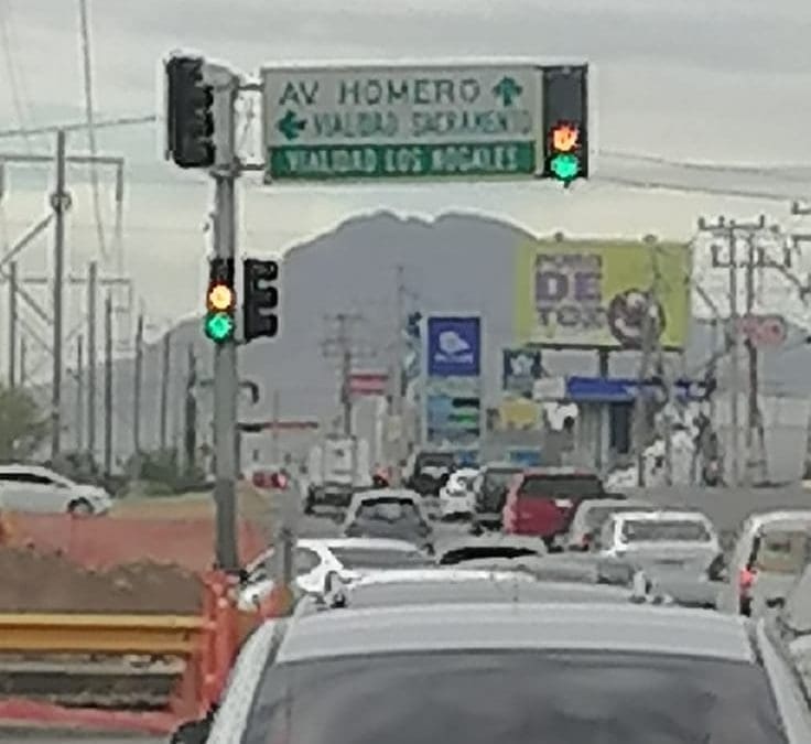Falla de semáforos colapsa tráfico en Los Nogales e Industrias