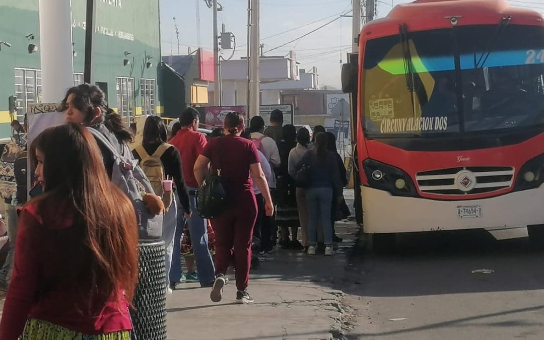 Persisten largas filas y esperas de hasta dos horas por camión en Silvestre Terrazas