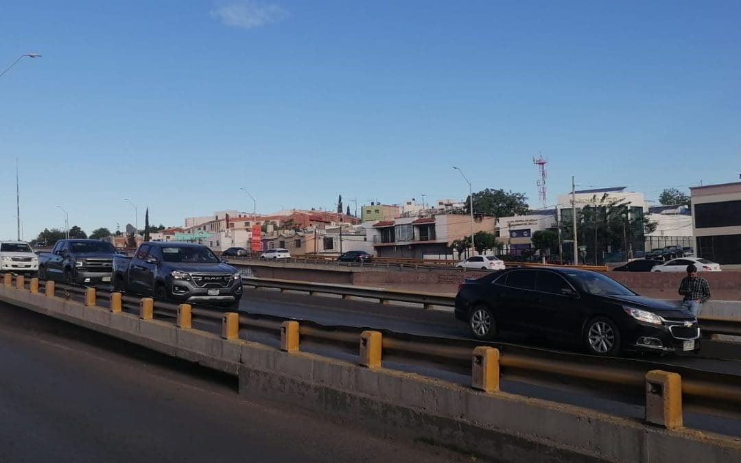 Caos vial por auto averiado en avenida Independencia y Canal