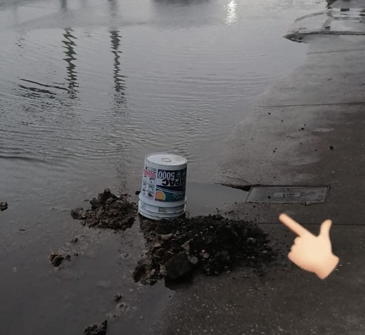 Reportan fugas de agua en la Heroico Colegio Militar; generan encharcamientos