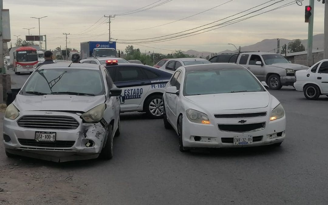 Fuerte choque en Heroico Colegio Militar deja daños y caos vial