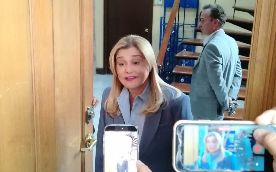 Ironiza Maru sobre senador que la citó a comparecer: “Ahora está en lista roja de EU”