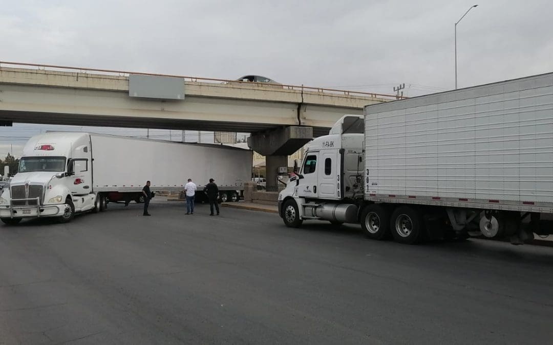 Tráiler queda atorado en Teófilo Borunda y Pacheco; colapsa el tráfico