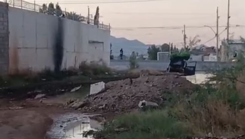 Vecinos denuncian calle destrozada y auto calcinado abandonado en Valle Dorado