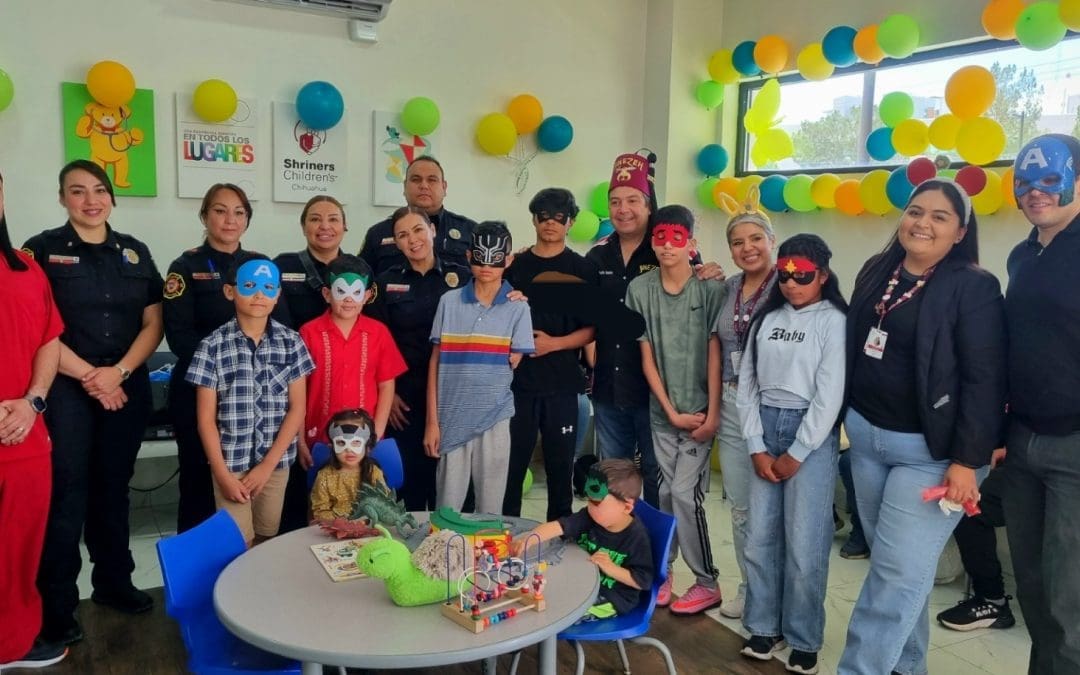 Bomberos celebran el Día del Niño junto a pequeños de la clínica Shriners Children’s