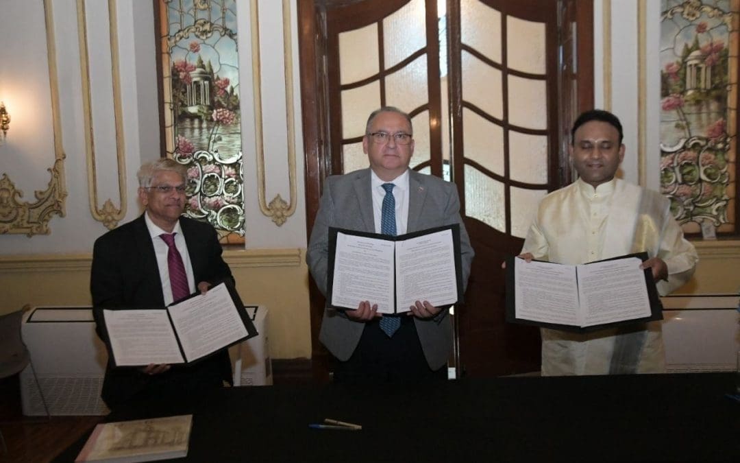 Recibe la UACH a líder humanitario de la India