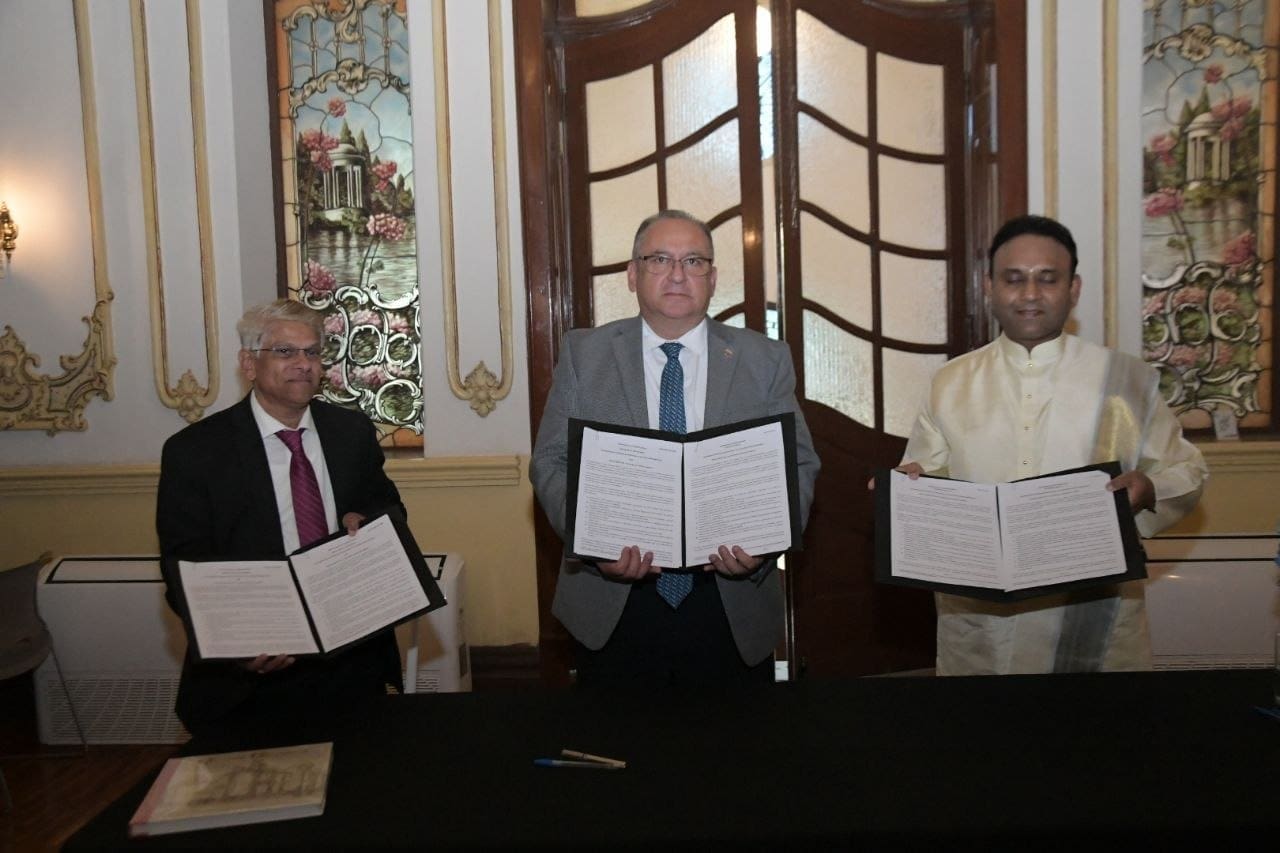 Recibe la UACH a líder humanitario de la India