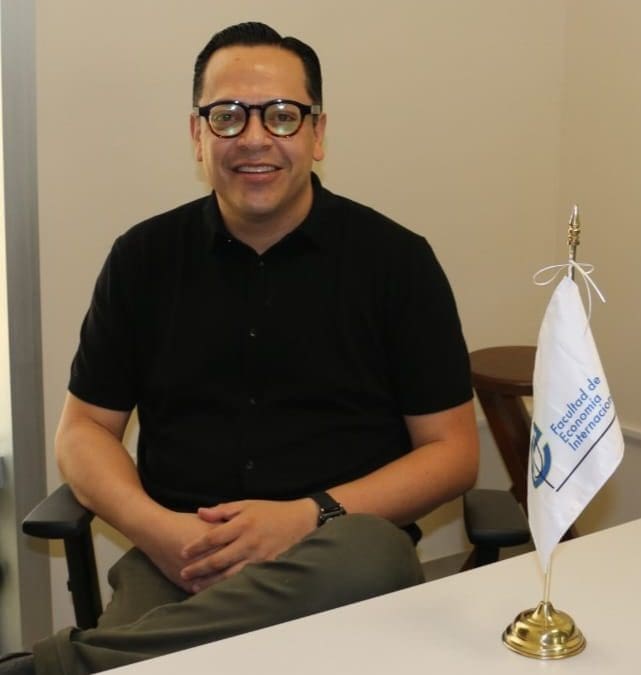 Docente de la UACH explica cómo el Estrecho de Ormuz afecta la economía de Chihuahua