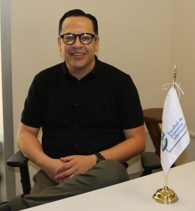 Docente de la UACH explica cómo el Estrecho de Ormuz afecta la economía de Chihuahua