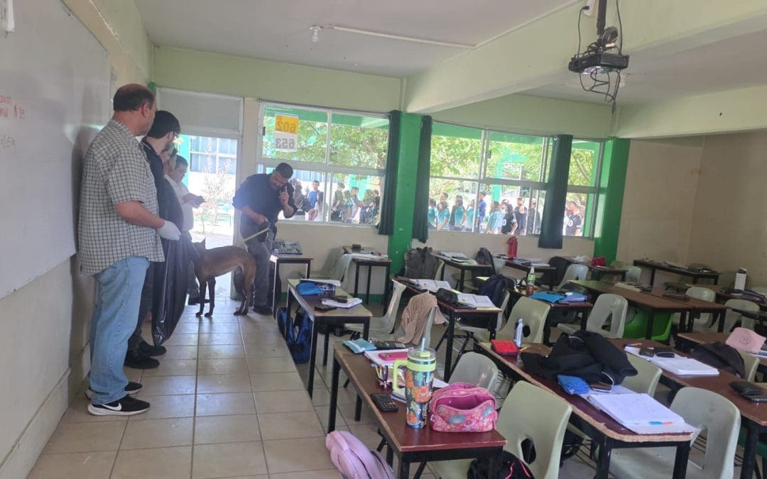Autoridades revisan mochilas en el Bachilleres 10