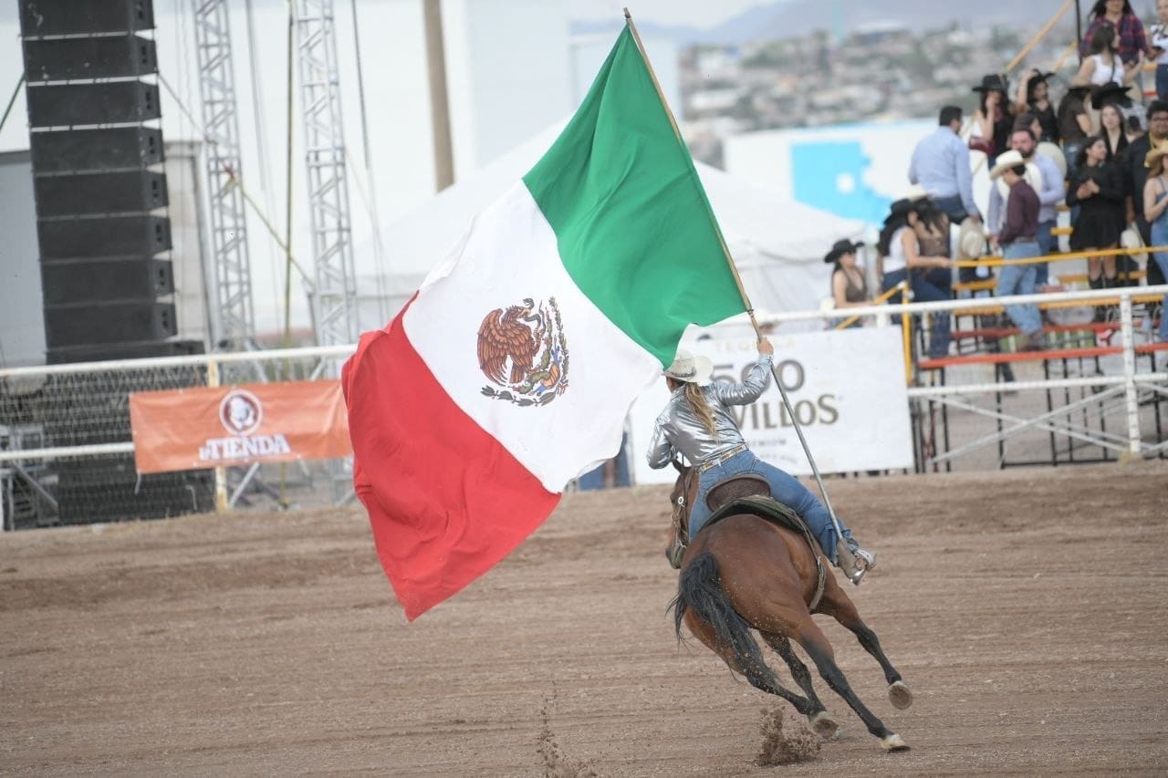 Festejan a estudiantes universitarios con mega Rodeo