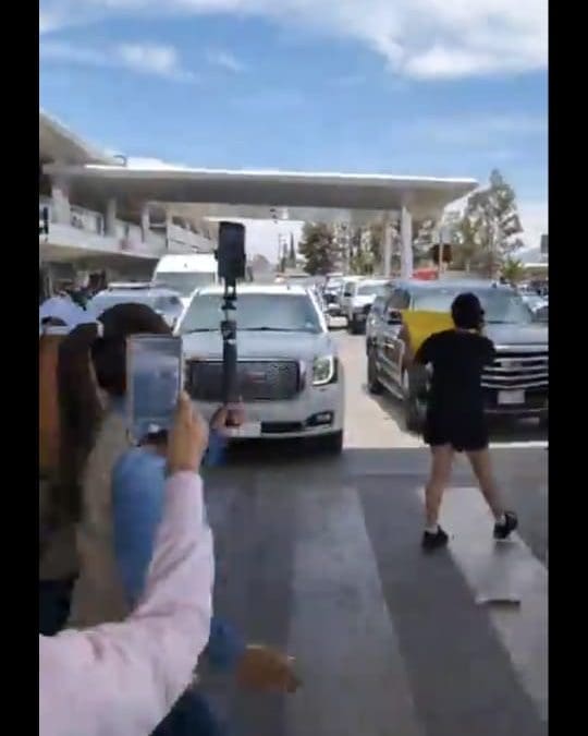 Turba de manifestantes reciben a líderes Morenistas en el Aeropuerto