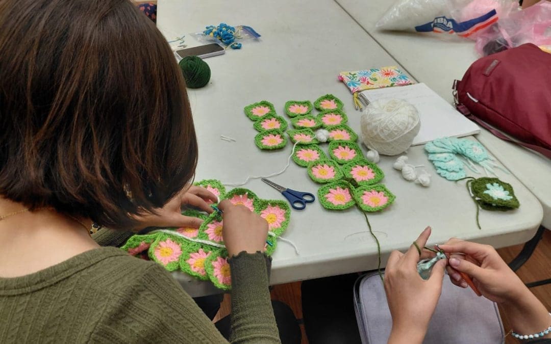 Invita la Uach al taller gratuito de crochet o tejido a mano