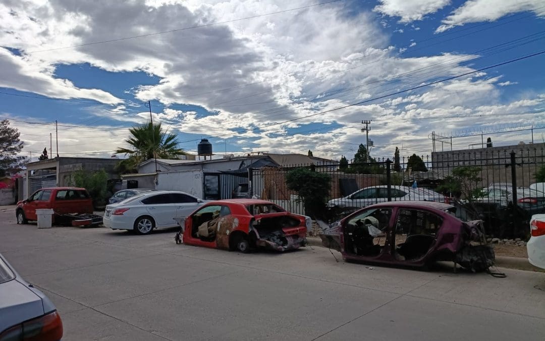 Piden vecinos quiten autos chatarra de las calles