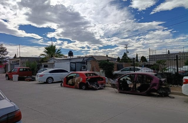 Piden vecinos quiten autos chatarra de las calles