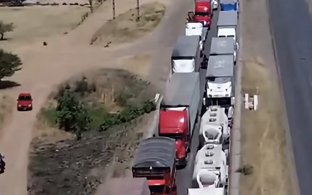 Bloqueos en carreteras complican llegada de contingentes a marcha de Morena en Chihuahua