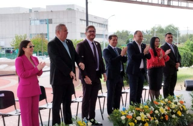 Celebran Día del Maestro con homenaje a Pedro Covarrubias en la Rotonda del Ilustre