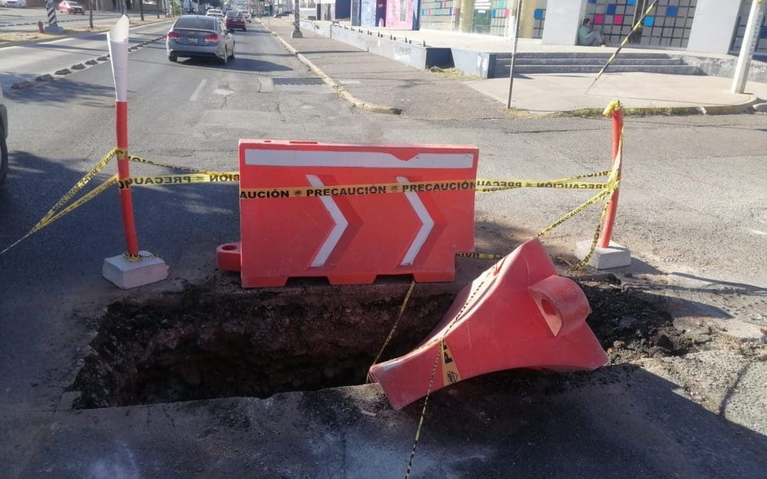 Fuga de aguas negras genera malos olores sobre Ave. Universidad