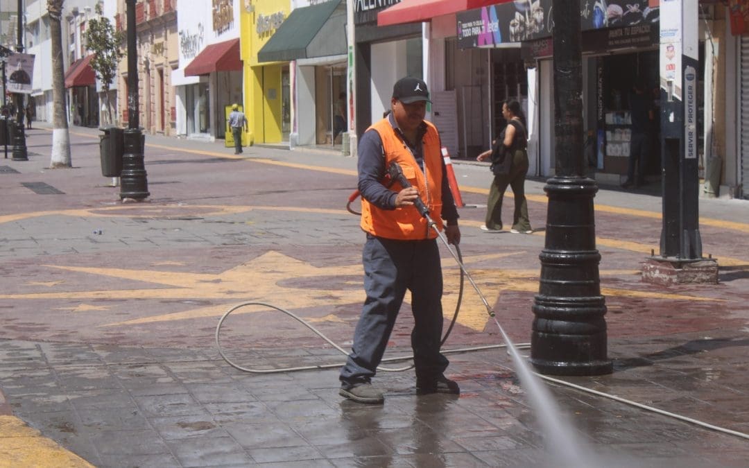 Mantienen limpieza permanente en el Centro Histórico