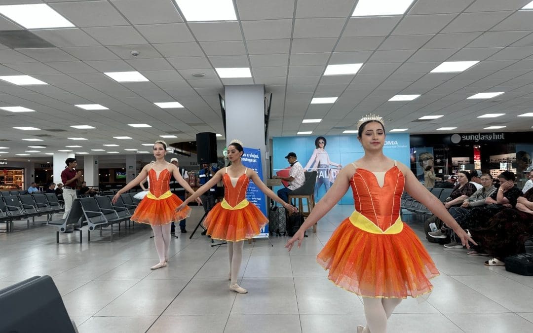 Exponen talento local en sala de espera del Aeropuerto