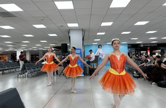 Exponen talento local en sala de espera del Aeropuerto