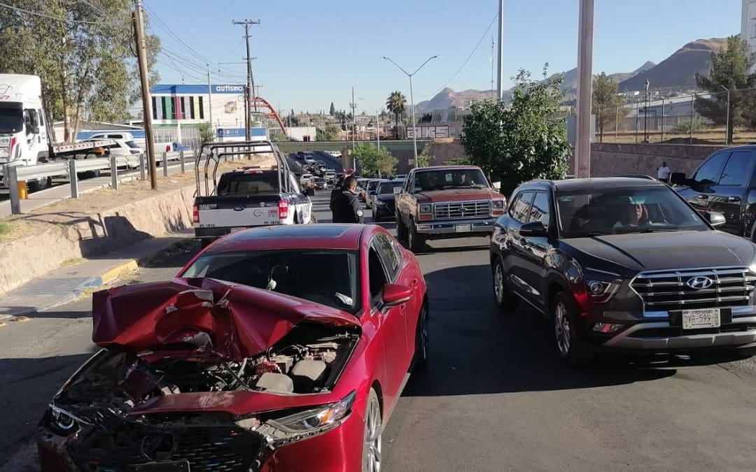 Fuerte choque en La Junta deja cuantiosos daños y caos vial