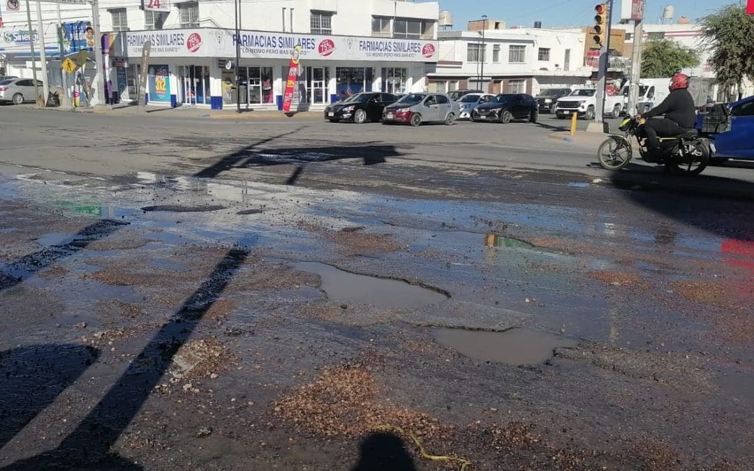 Mega baches vuelven intransitable cruce de Carranza y 20 de Noviembre