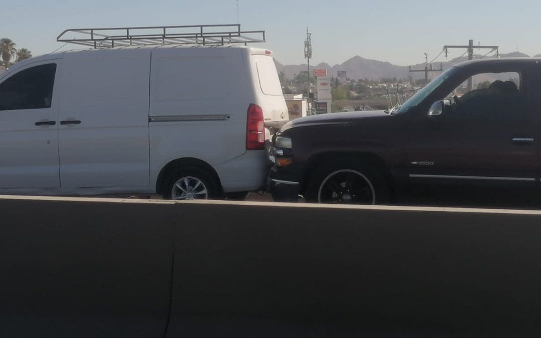 Choque alcance provoca caos vial en el Periférico de la Juventud
