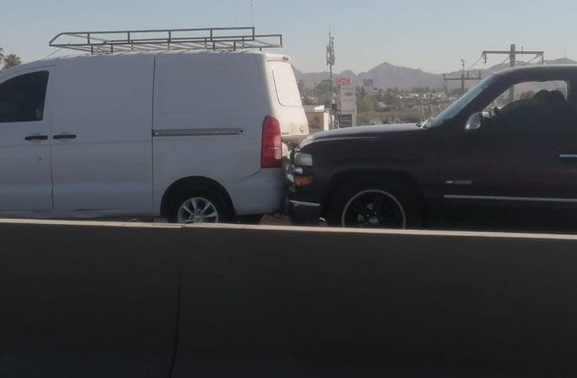 Choque alcance provoca caos vial en el Periférico de la Juventud