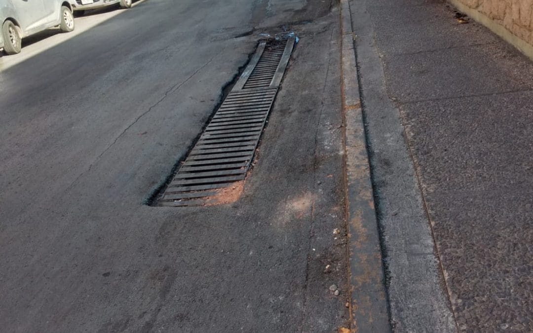 Rejilla tapada genera malos olores y afecta a comerciantes en pleno Centro