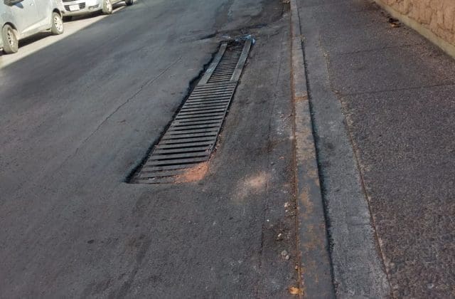 Rejilla tapada genera malos olores y afecta a comerciantes en pleno Centro