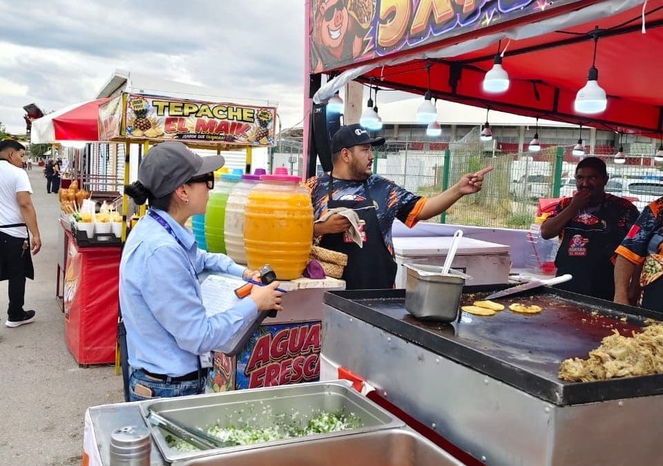 Verifica Coespris stands de comida en la Feria de Santa Rita