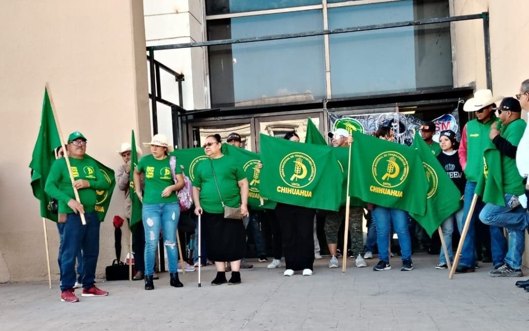 Toman productores agrícolas el edificio Héroes de la Revolución; exigen despensas y programas