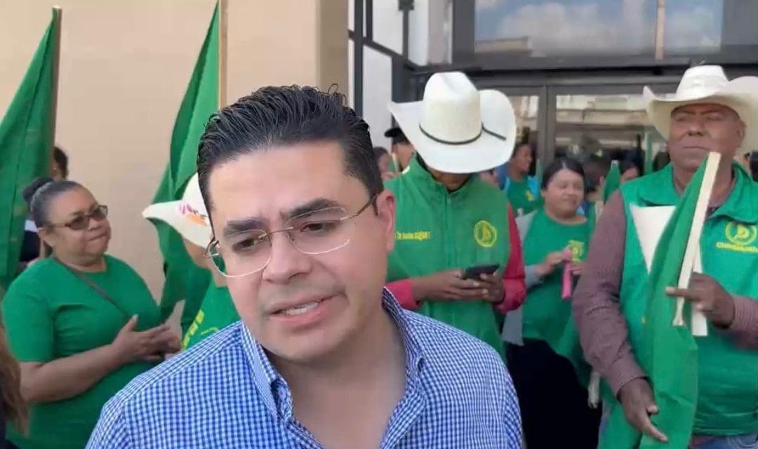 Atiende Rafa Loera a campesinos; liberan edificio tras manifestación 