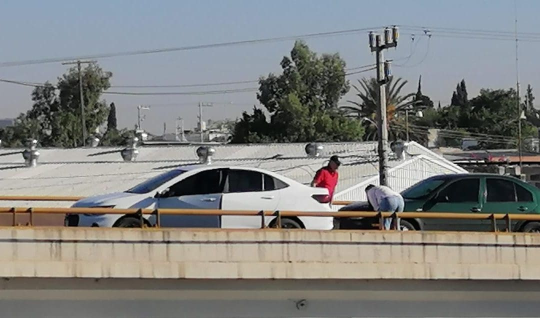 Choque sobre Teófilo Borunda provoca caos vial rumbo al centro de Chihuahua