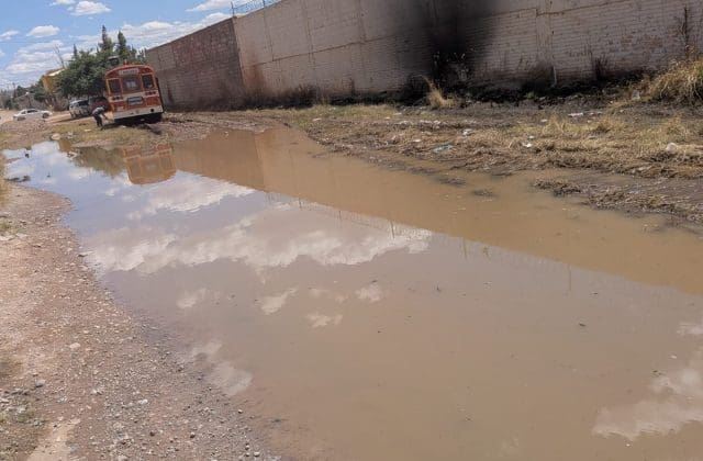 Vecinos denuncian “foco de infección” y lodazal permanente en Valle Dorado