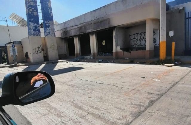 Denuncian abandono de antigua agencia Corona sobre avenida Zaragoza