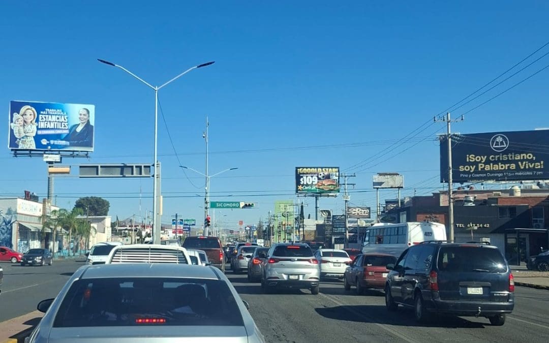 Semáforos apagados en Tecnológico y Sicomoro desatan caos vial y quejas ciudadanas