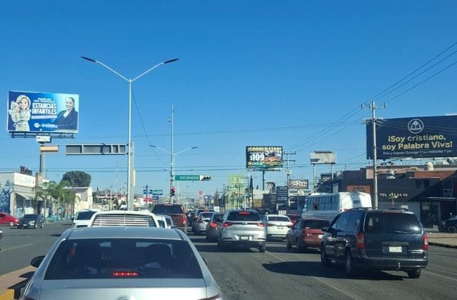 Semáforos apagados en Tecnológico y Sicomoro desatan caos vial y quejas ciudadanas